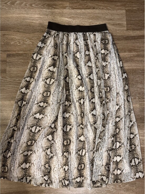 White House Black Market Dresses & Skirts - White House Black Market Pleated Snake Print Long Skirt 10 Pull-On Elastic